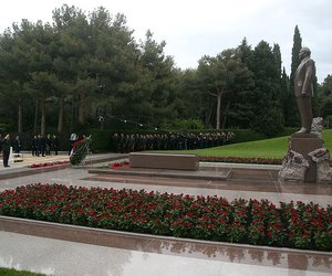 Azerbaijan's military top brass pays tribute to memory of National Leader Azerbaijan's military top brass pays tribute to memory of National Leader