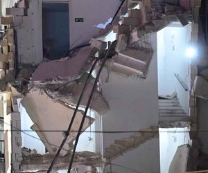 Bakıda dördmərtəbəli binanın bir hissəsi çöküb Bakıda dördmərtəbəli binanın bir hissəsi çöküb