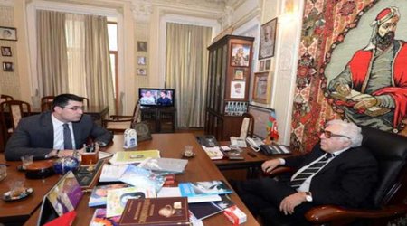 Azərbaycanlı yazıçı İngiltərədə qalib oldu