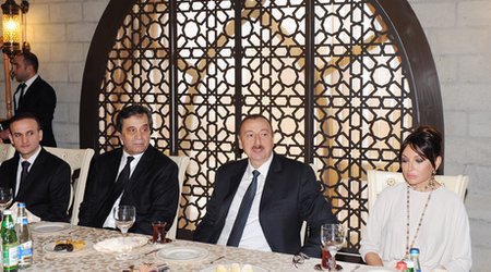 İlham Əliyevə tar və kamança hədiyyə olundu - FOTOLAR