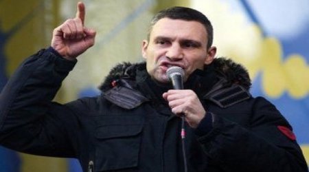 Виталия Кличко закидали яйцами и петардами