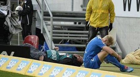 Futbolçu meydanda kameramanı “nokaut”a saldı - VIDEO