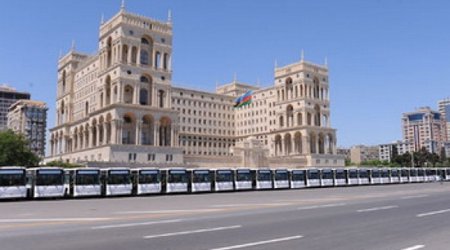 В Баку завезены новые автобусы