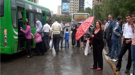 Bakıda sərnişinlər avtobus sürücüsünü döydü - VİDEO