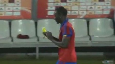 Oyun vaxtı banan yeyən futbolçu cəzalandı