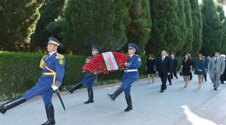 Ilham Aliyev, his spouse pay tribute to Azerbaijani national leader Heydar Aliyev