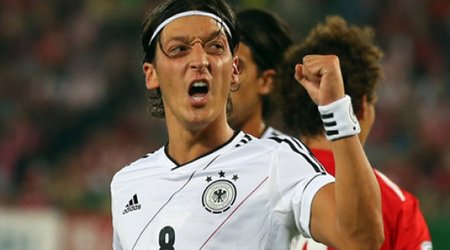 Özil: "Dünya çempionluğunu haqq edirik"
