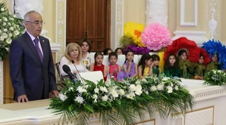 Hacıbala Abutalıbov mükafat verdi - Video