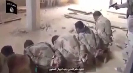 İŞİD əsir İraq zabitlərini belə qətlə yetirdi – Video/23+