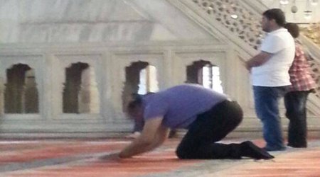 Azərbaycanda partiya sədri namaza başladı