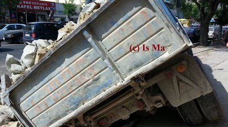 Bakıda yol çökdü, maşın aşdı - FOTOLAR