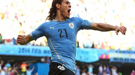 PSG star Cavani brushes off Man Utd talk