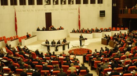 Deputatlar iclas zamanı əlbəyaxa oldular - VİDEO