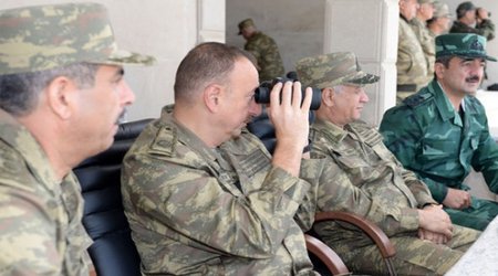Ильхам Алиев провел совещание на фронте