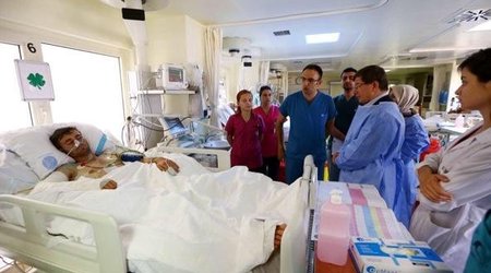 Davudoğlu ermənilərin yaraladığı əsgərlərimizə baş çəkdi + FOTOLAR