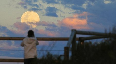 Photos of the 'supermoon-set' as it dips behind the Earth - PHOTO