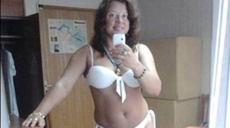 Teacher accidentally posts naked selfies online - PHOTO