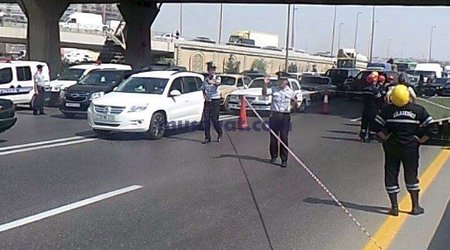 Bakıda kişi özünü asma körpüdən atmaq istəyir - FOTOLAR, Yenilənir