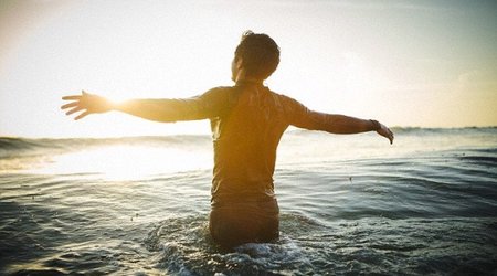 Urinating in the ocean is harmless - VIDEO