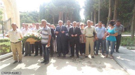 “Yönümüz, üzümüz Elçibəyə...” - Əbülfəz Elçibəy məzarı başında anıldı - FOTOLAR