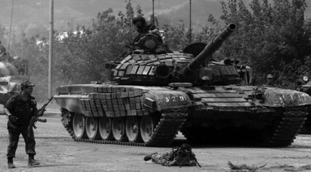 В Украине подбит российский танк – ВИДЕО