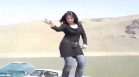 Iranian woman breaks strict Muslim laws and takes off her off hijab - PHOTO+VIDEO