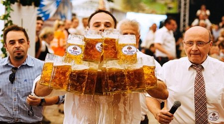 German waiter breaks world record - VIDEO
