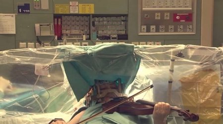 Ex-violinist regains her ability to play while surgeons operate on her brain - VIDEO