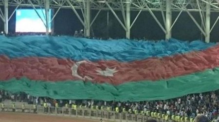 Nəhəng bayraq stadiona necə gətirildi? -VIDEO