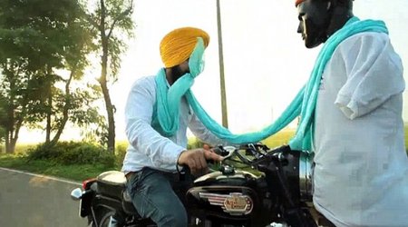 Daredevil motorcyclist wraps his turban while a riding motorbike - VIDEO