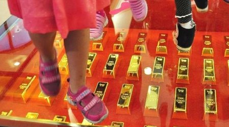 China: Shopping centre paves walk with gold bars