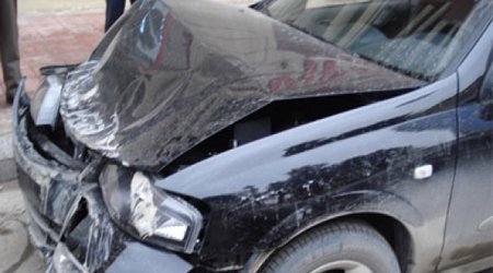 Bakıda “Nissan” mağazaya girdi, sürücü qaçdı - VİDEO