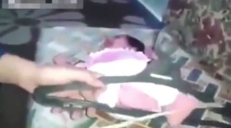 Tərbiyə adıyla uşağına işgəncə verən ata - VİDEO
