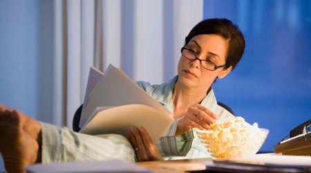 Why eating your lunch at your desk can make you fat - VIDEO
