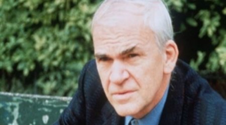 Milan Kundera romanlarını necə yazmasından danışır