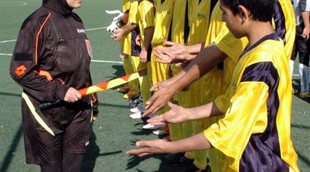 Futbolda ilk hicablı hakim - FOTOLAR