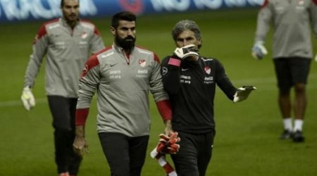 Türkiyə yığmasının qapıçısı təhqirlərə dözmədi