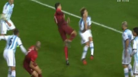 Ronaldo rəqibini təpiklə yerə sərdi - VİDEO