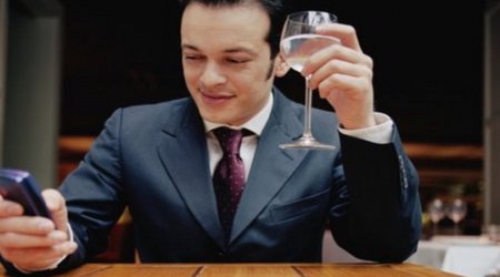 New Invisible Girlfriend app sends texts and lavish gifts to lonely guys