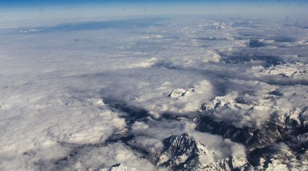 Photographer captures the Alps from 36,000ft above land - PHOTO