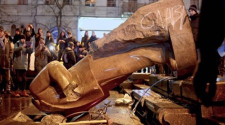 Kiev's Lenin toppled - but others remain in unexpected places - PHOTO