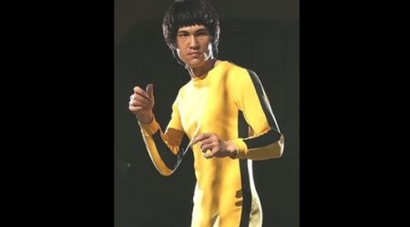 Bruce Lee: Yellow jumpsuit sells for $100,000