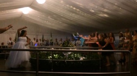Wedding guest is so determined to grab bride's bouquet - VIDEO