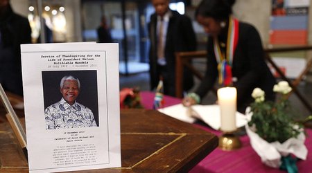 Thousands queue for hours to view Nelson Mandela's body - PHOTO