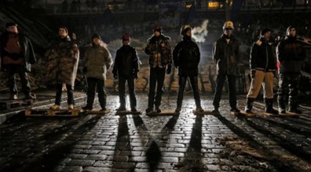 Ukraine protesters rebuild barricades in centre of Kiev