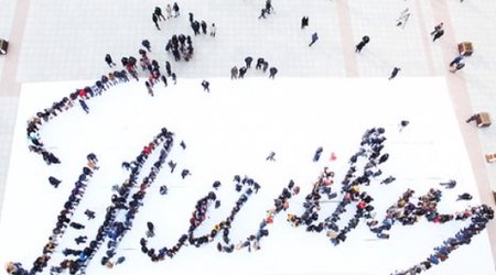 Flash mob forms president's signature