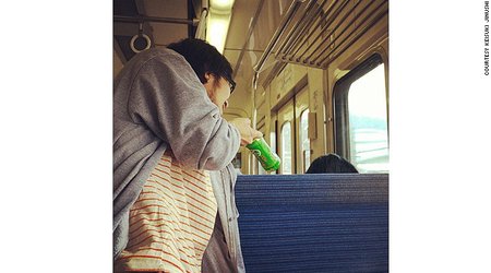 Blogger shows how to take travel photos with an imaginary girlfriend - PHOTO