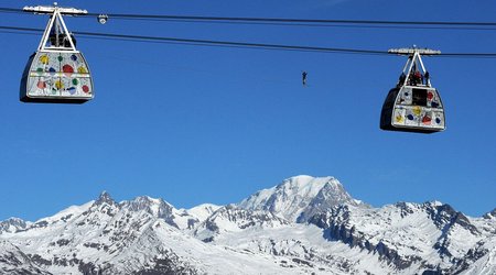 Daredevil highliner performs walk 1,200ft above the Alps - PHOTO