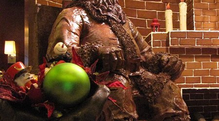 2.4 million calorie Santa goes on display, made entirely of dark chocolate - PHOTO