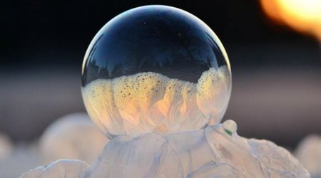Photographer captures intricate patterns of ice in bubbles moments - PHOTO